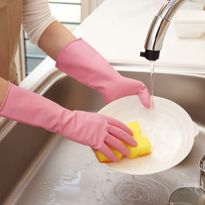 Combo 01 Bàn chải chà cửa kính, tường gạch men nhà tắm Kokubo có móc treo tiện dụng + 01 Găng tay cao su gia dụng - Nội địa Nhật Bản