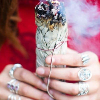 Sét 1 bó lá xô thơm trắng white sage hoa xanh 10cm và 1 thanh gỗ palo santo trắc xanh 5-6gr Combo06