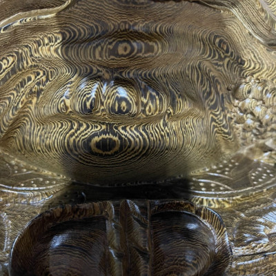 Tượng con cóc phong thủy hút tài lộc bằng gỗ mun đuôi công kt 47×47×40cm