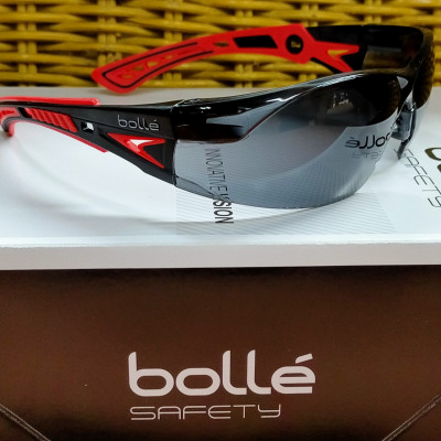 KÍNH BẢO HỘ BOLLÉ RUSH PLUS TRÒNG TRONG HOẶC XÁM KHÓI, Lớp phủ Platinum chống xước và sương mù, Bảo vệ 99,9% tia UVA / UVB