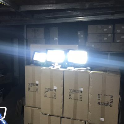 Đèn pha năng lượng mặt trời 200w báo pin mới nhất hiện nay vỏ nhôm chống nước IP67