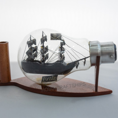 Thuyền trong bóng đèn (thuyền cướp biển 13cm)