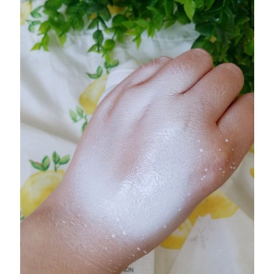 Dụng cụ  trang điểm làm đẹp sức khỏe _ Xịt chống nắng , chống tia UV chai 150ml , bảo vệ cho cả mặt và toàn thân , giữ ẩm da ,chống thấm nước ,không nhờn ,bết dính không tắc nghẽn lỗ chân lông ,phù hợp với mọi loại da 