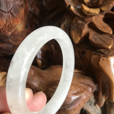 Vòng Thạch Anh Trắng Tự Nhiên Bản Hẹ Mới đẹp Ni 52mm Cao 10mm Dầy 7mm Màu trắng trong bóng đẹp Nữ mệnh Kim mệnh Thủy tay nhỏ đeo 45kg - 52 kg ạ