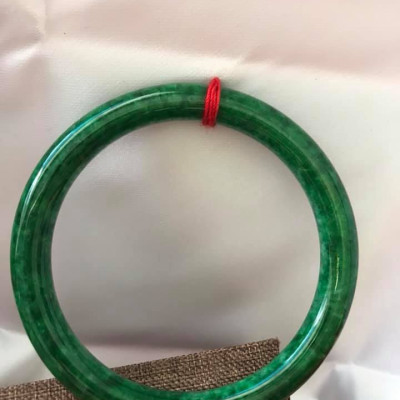 ĐÂY LÀ VÒNG CẨM THẠCH SƠN THỦY 50MM ĐẸP MÀU XANH ĐẬM VÂN VÂN BÓNG ĐỀU ĐẸP QUÁ NỮ 47KG ĐẾN 56KG MẠNG THỦY MỘC HỎA