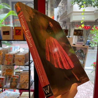 Sách - Vintage Fashion: Collecting & Wearing Designer Classics - Zandra Rhodes | Ngoại văn Bìa cứng