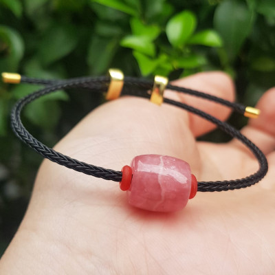 Vòng tay Charm Đá Đào Hoa hồng tươi tự nhiên bóng đẹp phối dây đen may mắn có khoen chỉnh theo tay lớn nhỏ được Nữ mệnh hỏa, mệnh thổ đeo xinh tay may mắn tài lộc tốt công việc ạ