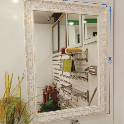 Gương soi Kibath khung màu trắng bảng 6 phân họa tiết vàng KT 60x80 cm, KB-129