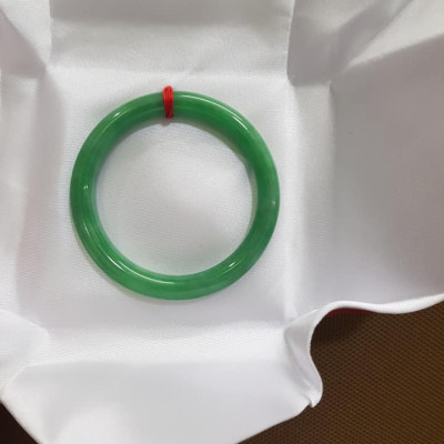 Vòng CẨM THẠCH DLý 49 Ni 49mm x cọng 7mm  Màu Xanh Lá Đậm Hợp Nữ mệnh Mộc Hỏa  Cân nặng 45kg -> 51kg đeo xinh tay ạ