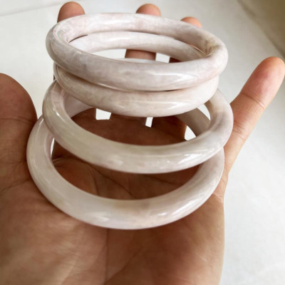 Vòng đá thật, ngọc thật bản tròn đũa màu trắng, hồng thanh lịch cho hàng hiếm xưởng nhà tự làm.