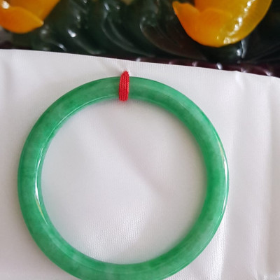 Vòng cẩm thạch Mới Đ Lý 54mm x cọng 7mm Màu xanh ngọc đậm đậu đẹp xinh xắn Nữ mệnh Mộc mệnh Hỏa mệnh Thủy 53kg - 60kg đeo đẹp ạ