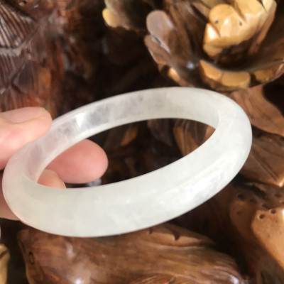 Vòng Thạch Anh Trắng Tự Nhiên Bản Hẹ Mới đẹp Ni 52mm Cao 10mm Dầy 7mm Màu trắng trong bóng đẹp Nữ mệnh Kim mệnh Thủy tay nhỏ đeo 45kg - 52 kg ạ