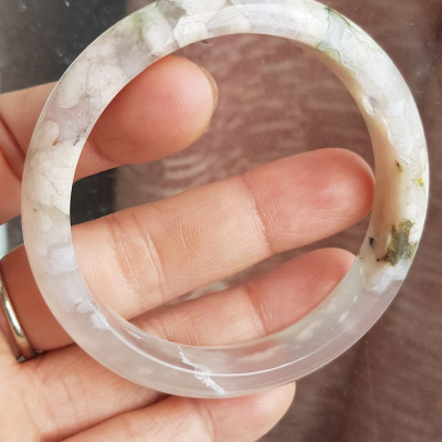 Vòng tay Nữ Bản Hẹ Đá Mã Não Bông Hoa tuyết trắng trong bóng 1 bên đều đẹp  Ni 53mm x Cao 11mm x dầy 6,5mm Nữ mệnh Kim mệnh Thủy 50kg - 54kg đeo xinh đẹp tay ạ