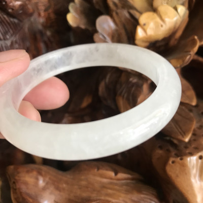 Vòng Thạch Anh Trắng Tự Nhiên Bản Hẹ Mới đẹp Ni 52mm Cao 10mm Dầy 7mm Màu trắng trong bóng đẹp Nữ mệnh Kim mệnh Thủy tay nhỏ đeo 45kg - 52 kg ạ