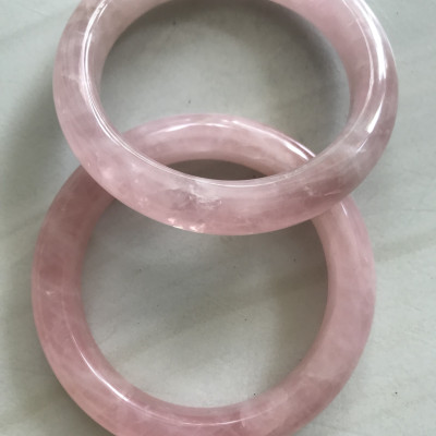 Vòng Thạch Anh Hồng Tự Nhiên Bản Hẹ Mới đẹp Ni 52mm Cao 11mm Dầy 8mm Màu Hồng xinh bóng đẹp Nữ mệnh Hỏa mệnh Thổ tay nhỏ đeo 45kg - 52 kg ạ