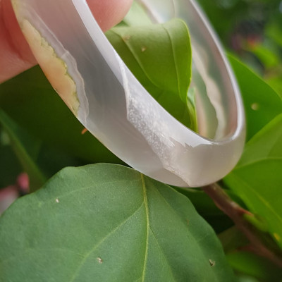 Vòng tay phong thuỷ Nữ Bản Hẹ Đá Mã Não Trắng trong vân hoa đẹp Vòng màu trắng trong Ni 50mm x Cao 12mm x dầy 6,5mm Hợp nữ mệnh kim mệnh Thủy ạ