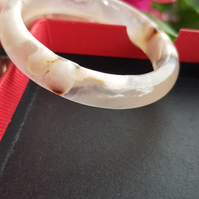 Vòng tay phong thuỷ Nữ Bản Hẹ Đá Mã Não trắng vàng nhẹ bông hoa bóng đẹp Vòng tay Nữ Ni 48mm x Cao 11mm x dầy 6mm Nữ tay nhỏ cân nặng 30kg - 45kg đeo đẹp ạ