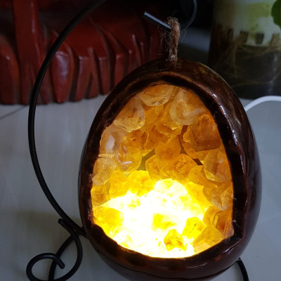 Miếng thạch anh Vàng tự nhiên hốc sâu có đế kiểu có đèn điện công dụng hút tài lộc cả chân Cao 16cm đk 12cm miếng Vàng cao 10cm đk 8cm Anh Chị để bàn trang trí nhà bàn thờ Thần Tài và treo trong phòng làm đèn ngủ may mắn màu Vàng Anh thật sự rất tốt đẹp ạ