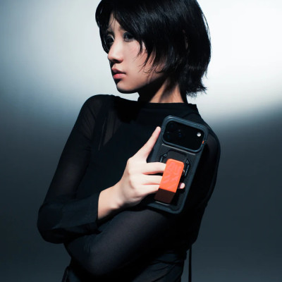 Ốp Lưng Cho iPhone 17 Pro/ 17 Pro Max SKINARMA PHANTOM Mag-Charge Grip-Stand Tích Hợp Vòng Sạc Không Dây Chân Đế Móc Tay Hàng Chính Hãng