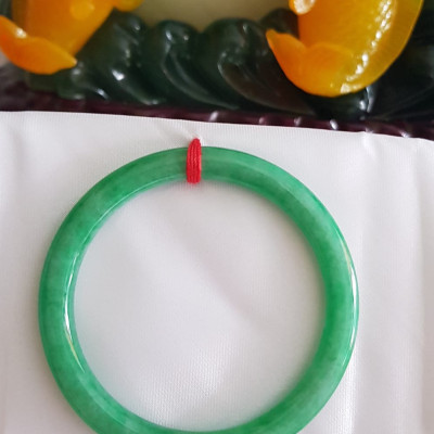 Vòng cẩm thạch Mới Đ Lý 54mm x cọng 7mm Màu xanh ngọc đậm đậu đẹp xinh xắn Nữ mệnh Mộc mệnh Hỏa mệnh Thủy 53kg - 60kg đeo đẹp ạ