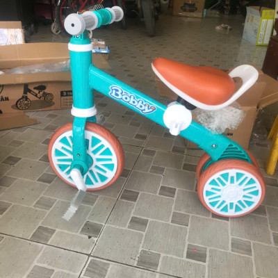 Xe Chòi Chân Thăng Bằng Cho bé Kèm Bàn Đạp Hàng Khuyến Mãi Của Các Bobby - Tem Dán Trên Xe Thay Đổi Tùy Từng Đợt Hàng Về