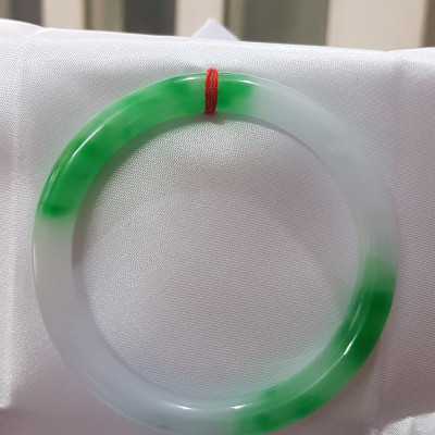 Vòng tay Nữ Đá Cẩm Thạch mới TR Lý 57 mm x cọng 7,5mm Màu Xanh lý tươi trắng 2 bên đều vòng đẹp Nữ 55kg - 64kg đeo đẹp món quà tặng chính mình và người thân đeo đẹp ạ