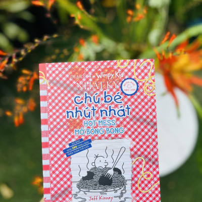 Sách - Diary Of A Wimpy Kid - Nhật Ký Chú Bé Nhút Nhát - Tập 19 - Mớ Bòng Bong - Hot Mess (Song Ngữ Việt-Anh)
