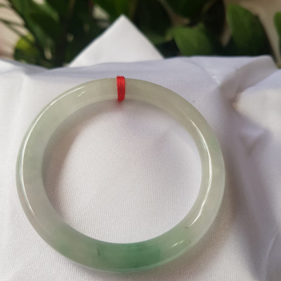 Vòng cẩm thạch Ngọc Đẹp Lý A SỊN 50mm x 7mm Chất liệu đá tự nhiên màu xanh ngọc bóng điểm xanh lý vân đậm tự nhiên bóng đẹp  Nữ 50kg - 56kg ạ