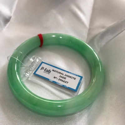 Chiếc Vòng Tay Đá Ngọc Cẩm Thạch Tự Nhiên Vip Lý Đẹp Ni 53mm x chột 8,2mm kiểm định kèm giấy chứng nhận P Lab Ni 296637 Màu Xanh Lý Tươi trắng xanh nhẹ bóng mượt sịn sang nữ 52kg - 60kg đeo ạ