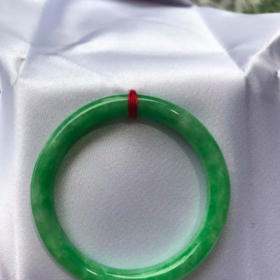 Vòng Tay Đá Cẩm Thạch Đậu Đẹp size 48mm x dầy 7mm Màu Xanh Lá Đậu Bóng Rất Là Đẹp Nữ tay nhỏ Nữ mệnh mộc hỏa thủy 35kg - 49kg đeo ạ