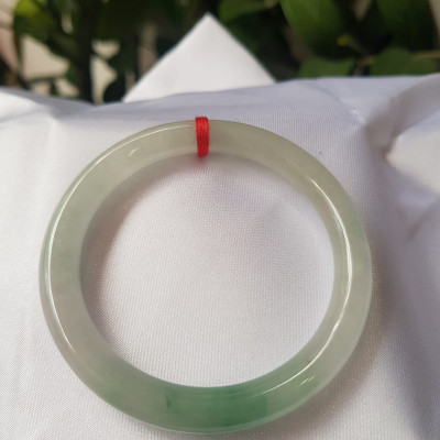 Vòng cẩm thạch Ngọc Đẹp Lý A SỊN 50mm x 7mm Chất liệu đá tự nhiên màu xanh ngọc bóng điểm xanh lý vân đậm tự nhiên bóng đẹp  Nữ 50kg - 56kg ạ