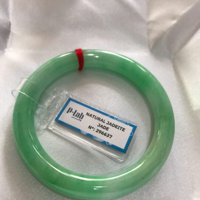 Chiếc Vòng Tay Đá Ngọc Cẩm Thạch Tự Nhiên Vip Lý Đẹp Ni 53mm x chột 8,2mm kiểm định kèm giấy chứng nhận P Lab Ni 296637 Màu Xanh Lý Tươi trắng xanh nhẹ bóng mượt sịn sang nữ 52kg - 60kg đeo ạ