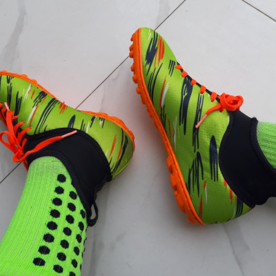 GIÀY ĐÁ BÓNG SÂN CỎ NHÂN TẠO CỔ THUN HOẠ TIẾT SAO BĂNG LẠ MẮT ( GIÀY ĐÃ ĐƯỢC MAY TOÀN BỘ ĐẾ )