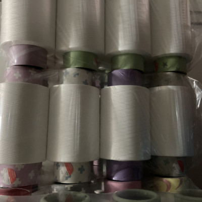 Chỉ tơ vắt sổ 75A (lốc 6 cuộn, 550g/ống), chất liệu polyester cao cấp, có độ bền màu cao, không bị tưa chỉ khi may, đảm bảo chất lượng