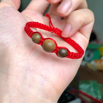 Vòng tay Trầm Hương kết dây chỉ đỏ may mắn, bình an