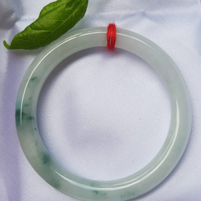 Vòng Tay Đá Ngọc Cẩm Thạch tự nhiên TR LÝ 49mm x cọng 7,2mm Màu bạch ngọc trắng bóng điểm lý xanh rêu rất là đẹp sang Nữ mệnh Kim, mệnh Thủy năngh 47kg - 51kg đeo đẹp ạ