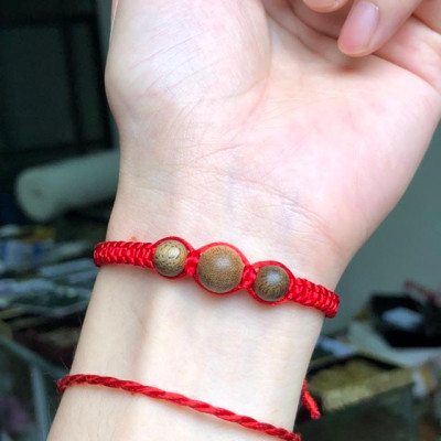 Vòng tay Trầm Hương kết dây chỉ đỏ may mắn, bình an