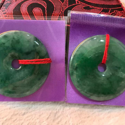 MẶT DÂY CHUYỀN ĐỒNG ĐIẾU HAY ĐỒNG TIỀN SIZE TO ĐÁ NGỌC CẨM THẠCH  SIZE LỚN 43MM X DẦY 5MM MÀU XANH NGỌC ĐẬM  100% ĐÁ TỰ NHIÊN BỌC LÀM MẶT DÂY CHUYỀN ĐẸP LẮM Ạ