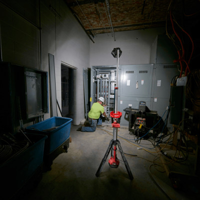 ĐÈN LED CHÂN ĐỨNG MILWAUKEE M18 SAL-0 - HÀNG CHÍNH HÃNG