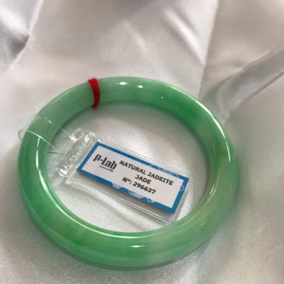 Chiếc Vòng Tay Đá Ngọc Cẩm Thạch Tự Nhiên Vip Lý Đẹp Ni 53mm x chột 8,2mm kiểm định kèm giấy chứng nhận P Lab Ni 296637 Màu Xanh Lý Tươi trắng xanh nhẹ bóng mượt sịn sang nữ 52kg - 60kg đeo ạ