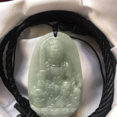 MẶT PHẬT VĂN THÙ ĐÁ CẨM THẠCH TỰ NHIÊN TRẮNG XANH NHẸ NHẸ ĐỘ MỆNH NAM TUỔI MẸO ĐỘ MAY MẮN SIZE CAO 49MM NGANG 31MM DẦY 6MM8 CÓ DÂY