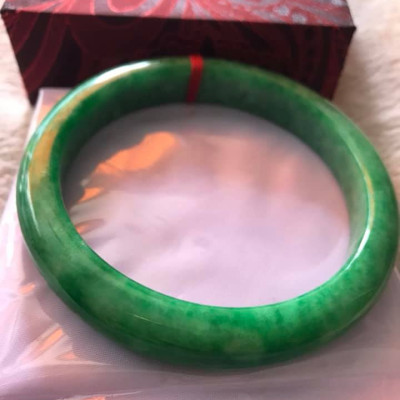 VÒNG TAY NAM ĐÁ CẨM THẠCH BẢN HẸ CỒ LÝ Size LỚN 68MM x Cao 12mm x Dầy 10mm  MÀU XANH LÁ ĐẬM BÓNG ĐỀU ĐẸP  NAM MỆNH MỘC HOẢ 80Kg Đến 95Kg ĐEO ĐẸP Ạ