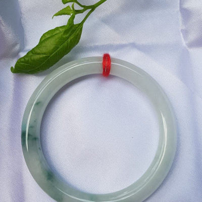 Vòng Tay Đá Ngọc Cẩm Thạch tự nhiên TR LÝ 49mm x cọng 7,2mm Màu bạch ngọc trắng bóng điểm lý xanh rêu rất là đẹp sang Nữ mệnh Kim, mệnh Thủy năngh 47kg - 51kg đeo đẹp ạ