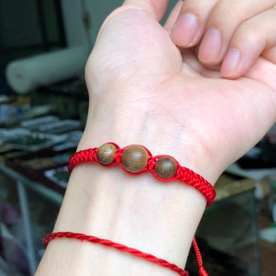 Vòng tay Trầm Hương kết dây chỉ đỏ may mắn, bình an