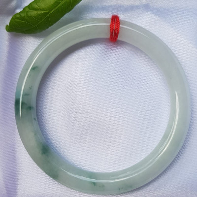 Vòng Tay Đá Ngọc Cẩm Thạch tự nhiên TR LÝ 49mm x cọng 7,2mm Màu bạch ngọc trắng bóng điểm lý xanh rêu rất là đẹp sang Nữ mệnh Kim, mệnh Thủy năngh 47kg - 51kg đeo đẹp ạ