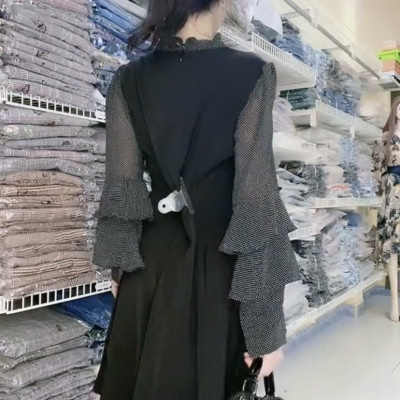 Đầm xoè tiểu thư tay dài ôm tầng kết hợp cổ nơ lịch thiệp họa tiết chấm bi nhí xinh xắn.