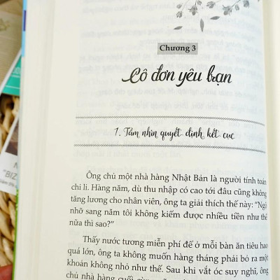 Sách - Thế Giới Này Vẫn Lặng Lẽ Yêu Thương Bạn - 41 Vitamin Hạnh Phúc Tặng Bạn Mỗi Ngày
