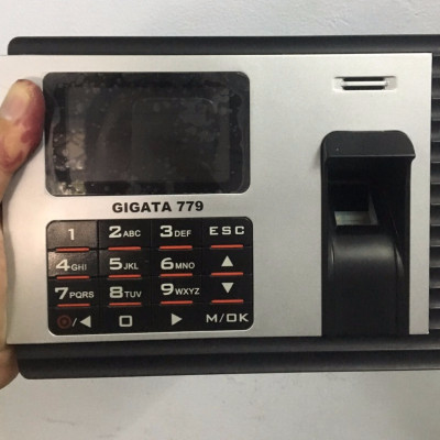 Máy chấm công vân tay và thẻ có pin lưu điện 8h GIGATA 779 - Hàng Nhập Khẩu