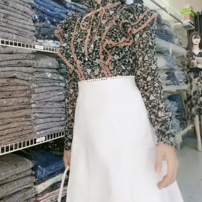 Đầm hoa nhí giả set váy áo hai mảnh.