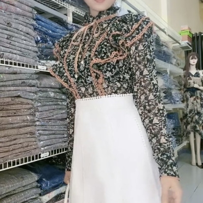 Đầm hoa nhí giả set váy áo hai mảnh.